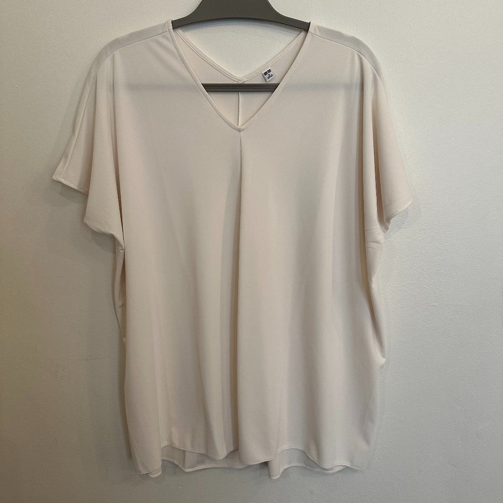 Uniqlo Eggshell V-neck flowy polyester top